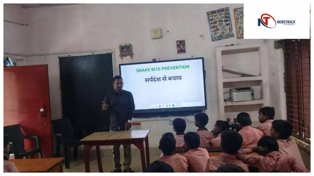 Chandauli News : नौगढ़ में सर्पदंश से बचाव हेतु निर्मला शंकर फाउंडेशन का जागरूकता अभियान Chandauli News : नौगढ़ में सर्पदंश से बचाव हेतु निर्मला शंकर फाउंडेशन का जागरूकता अभियान