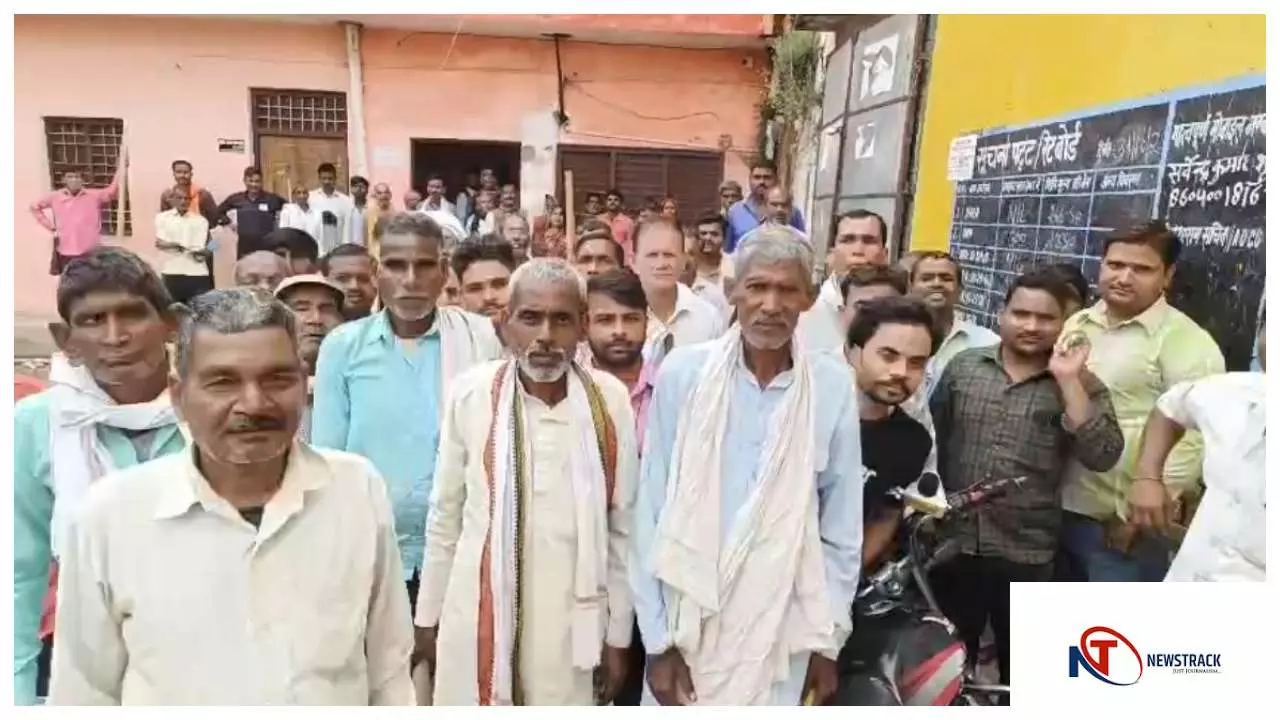 Hardoi News : सहकारी समिति में डीएपी खाद को लेकर हाहाकार, चेयरमैन गायब, किसान बेहाल