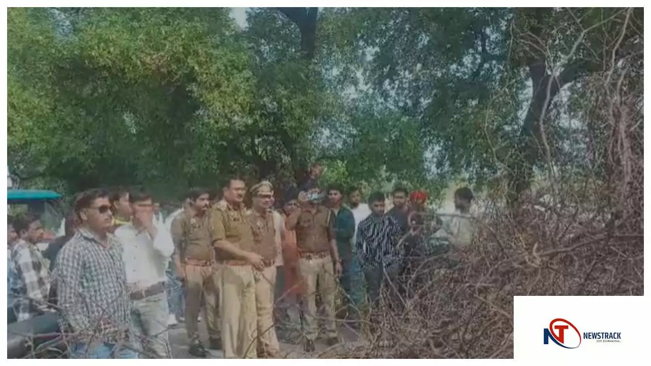 Jalaun News : जालौन में बारिश से खेतों में पानी भरने पर किसान रोड जाम, जल निकासी व मुआवजे की मांग