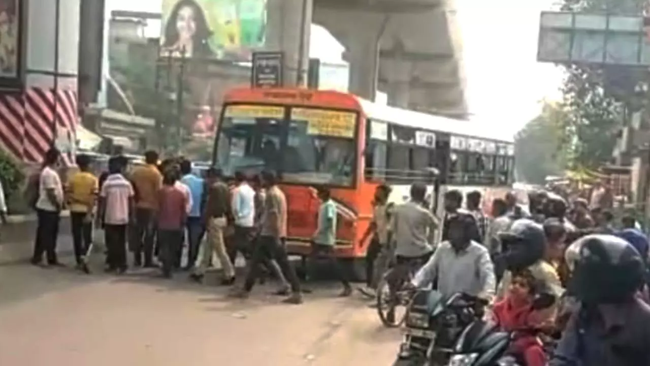 Kanpur: टीएसआई से अभद्रता कर बोला–“बस चढ़ा दूंगा”, रोडवेज चालक ने बीच सड़क खड़ी कर दी बस, FIR दर्ज Kanpur: टीएसआई से अभद्रता कर बोला–“बस चढ़ा दूंगा”, रोडवेज चालक ने बीच सड़क खड़ी कर दी बस, FIR दर्ज