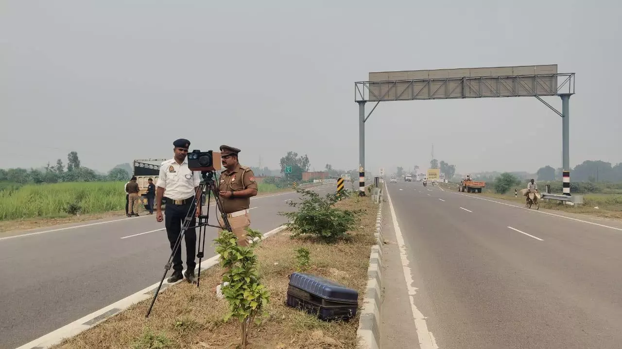 Hardoi News: हरदोई में ओवर स्पीड वाहनों पर कार्रवाई, आधुनिक मशीन से पुलिस ने शुरू की सख्त निगरानी Hardoi News: हरदोई में ओवर स्पीड वाहनों पर कार्रवाई, आधुनिक मशीन से पुलिस ने शुरू की सख्त निगरानी