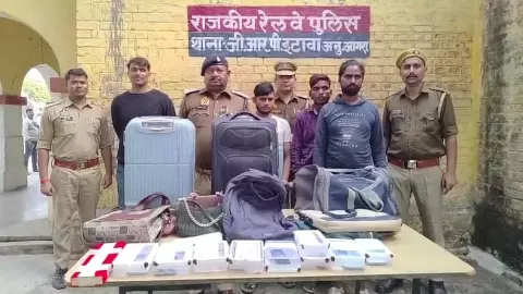 Etawah News: चलती ट्रेनों में चोरी करने वाले तीन शातिर चोर गिरफ्तार, लाखों का माल बरामद Etawah News: चलती ट्रेनों में चोरी करने वाले तीन शातिर चोर गिरफ्तार, लाखों का माल बरामद