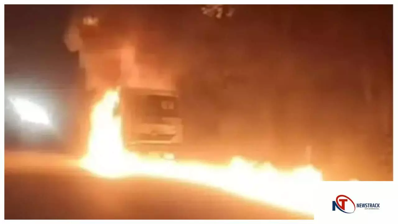 Sonbhadra News: सोनभद्र में कोयला लदा ट्रेलर शक्तिनगर-वाराणसी मार्ग पर आग की चपेट में, चालक सुरक्षित