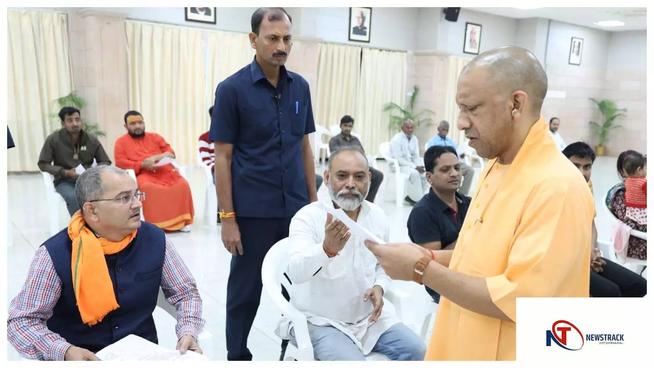 Lucknow: CM योगी ने जनता दर्शन में सुनी फरियादें, समस्याओं को हल करने और फीडबैक लेने के दिये निर्देश Lucknow: CM योगी ने जनता दर्शन में सुनी फरियादें, समस्याओं को हल करने और फीडबैक लेने के दिये निर्देश