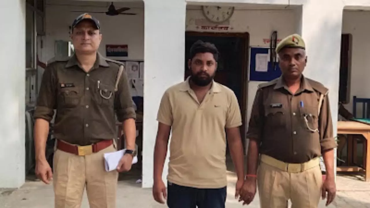Azamgarh News: आजमगढ़ में दुष्कर्म और अश्लील वीडियो वायरल करने वाला मुख्य आरोपी गिरफ्तार Azamgarh News: आजमगढ़ में दुष्कर्म और अश्लील वीडियो वायरल करने वाला मुख्य आरोपी गिरफ्तार