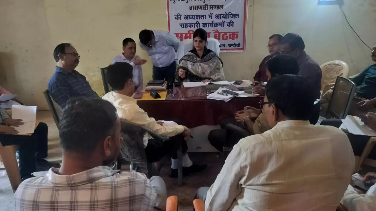 Chandauli:सहकारी कार्यक्रमों की धीमी प्रगति पर निबंधक नाराज़, अधिकारियों को लक्ष्य पूरा करने निर्देश