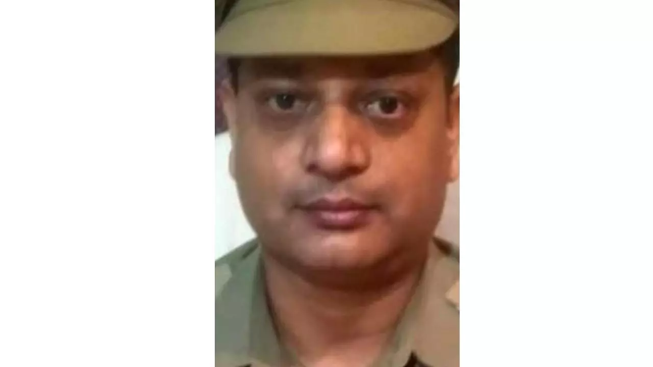 गाजीपुर में दुष्कर्मी को बचाने के आरोप में पूर्व थानाध्यक्ष निलंबित, BJP नेता ने लिए थे एक लाख रुपये गाजीपुर में दुष्कर्मी को बचाने के आरोप में पूर्व थानाध्यक्ष निलंबित, BJP नेता ने लिए थे एक लाख रुपये