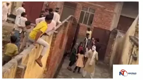 Hapur News : छत पर खड़े होने को लेकर दो पक्षों में खूनी संघर्ष, लाठी-डंडे और पथराव से हड़कंप