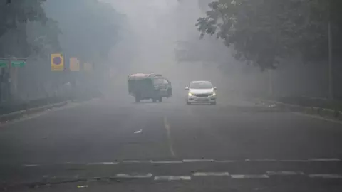 Delhi के बिगड़ते प्रदूषण पर सुप्रीम कोर्ट की सख्ती, कमीशन से मांगी विस्तृत रिपोर्ट