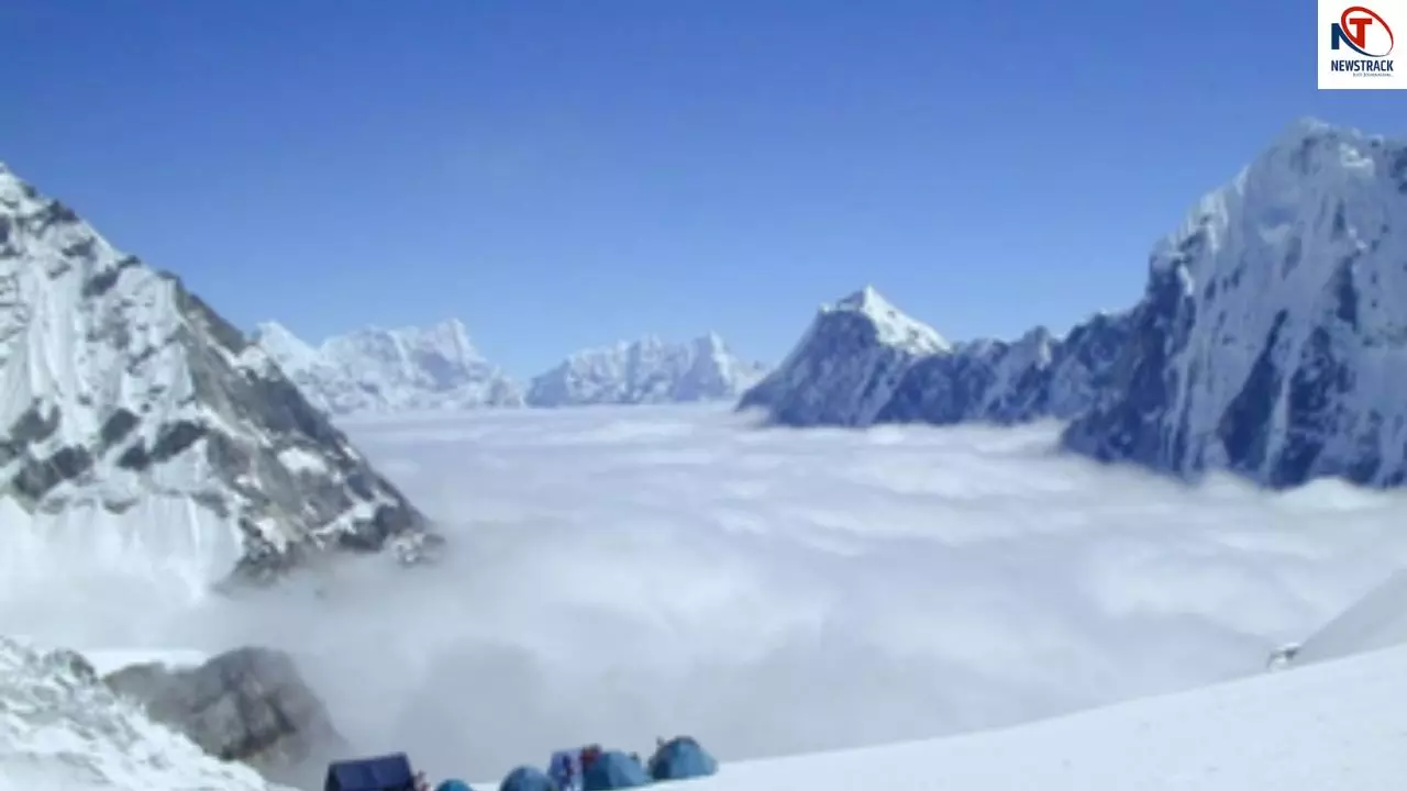 बाप रे बाप... भारत के पड़ोसी देश में टूट पड़ा बर्फ का पहाड़, 5630 मीटर ऊंची चोटी पर भयंकर तबाही