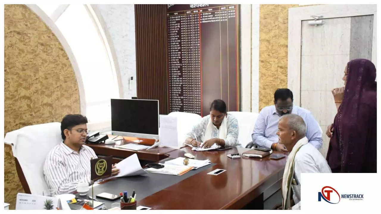 डीएम शिव शरणप्पा ने सिद्धार्थनगर में जनता दर्शन में सुनीं शिकायतें, दिए त्वरित निस्तारण के निर्देश डीएम शिव शरणप्पा ने सिद्धार्थनगर में जनता दर्शन में सुनीं शिकायतें, दिए त्वरित निस्तारण के निर्देश