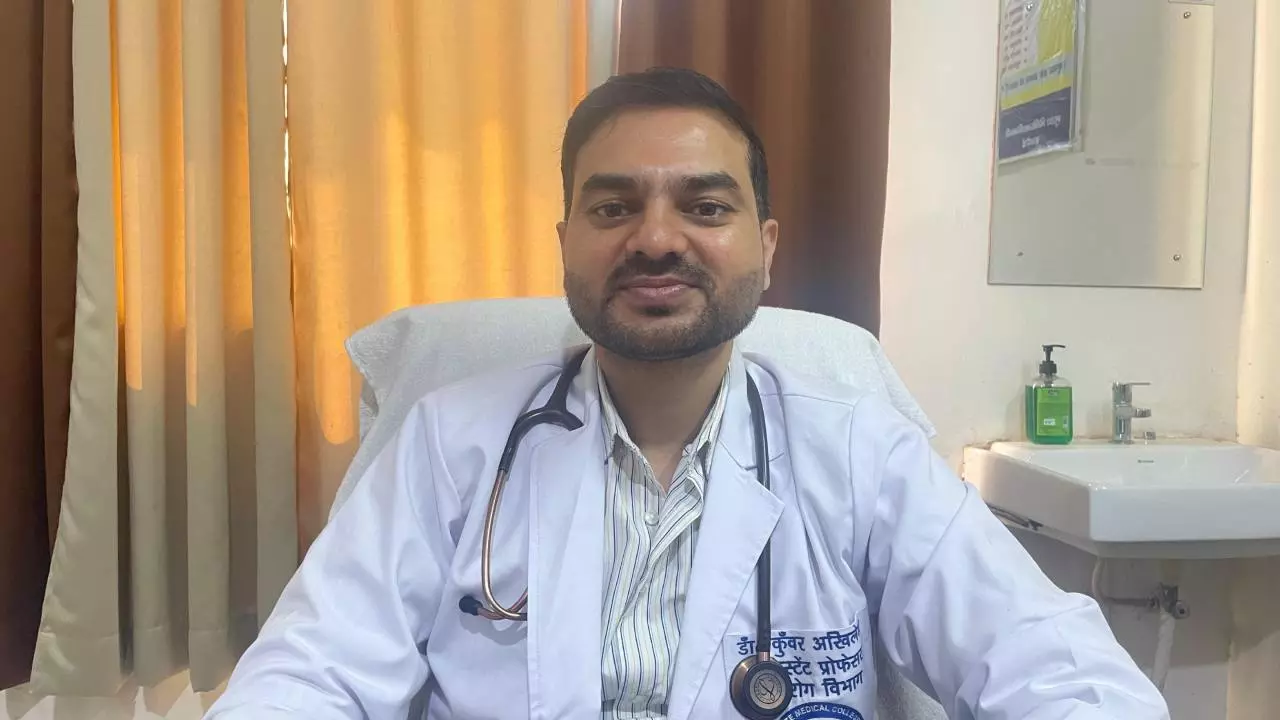 कोविड के बाद बच्चों और युवाओं में मोबाइल निर्भरता से बढ़ा मानसिक स्वास्थ्य का खतरा: डॉ. कुँवर अखिलेश कोविड के बाद बच्चों और युवाओं में मोबाइल निर्भरता से बढ़ा मानसिक स्वास्थ्य का खतरा: डॉ. कुँवर अखिलेश