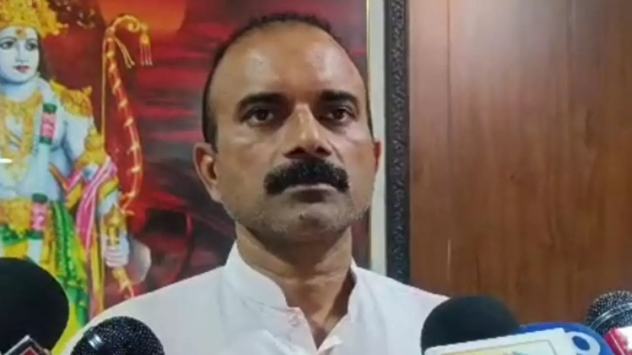 Chandauli: विधायक सुशील सिंह ने किसानों को आश्वस्त किया, मुख्यमंत्री ने मुआवज़े के लिए दिए निर्देश Chandauli: विधायक सुशील सिंह ने किसानों को आश्वस्त किया, मुख्यमंत्री ने मुआवज़े के लिए दिए निर्देश