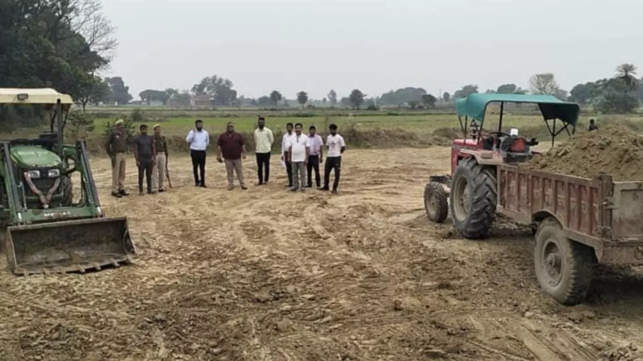 Etah News: दिनदहाड़े चलता अवैध खनन माफिया, तहसीलदार की कार्रवाई से मचा हड़कंप