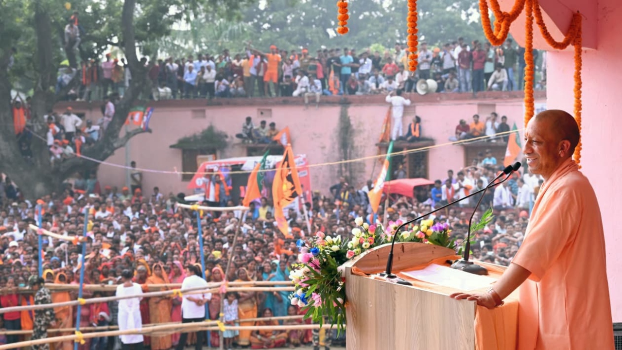 CM Yogi Roars in Bihar says NDA Ensures Development RJD Congress ...