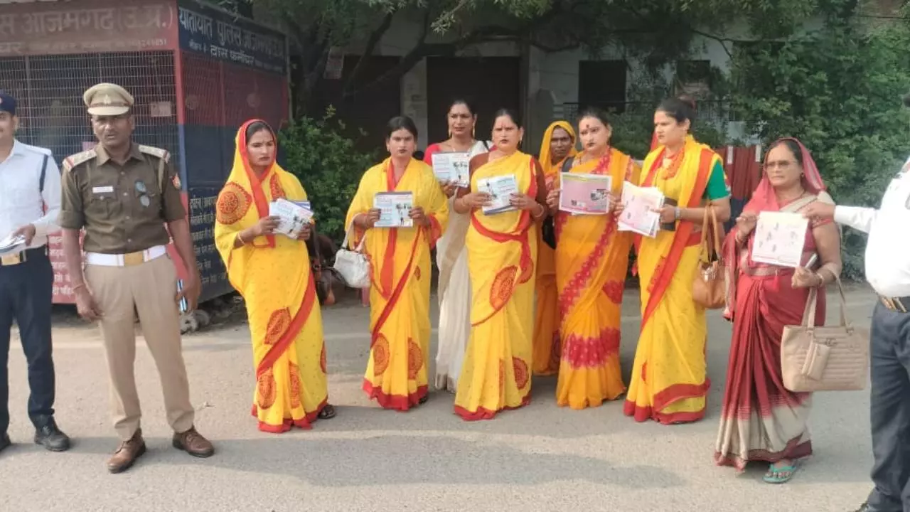 Azamgarh:आजमगढ़ में यातायात माह पर किन्नर समुदाय ने किया जागरूकता अभियान, सड़क सुरक्षा का दिया संदेश