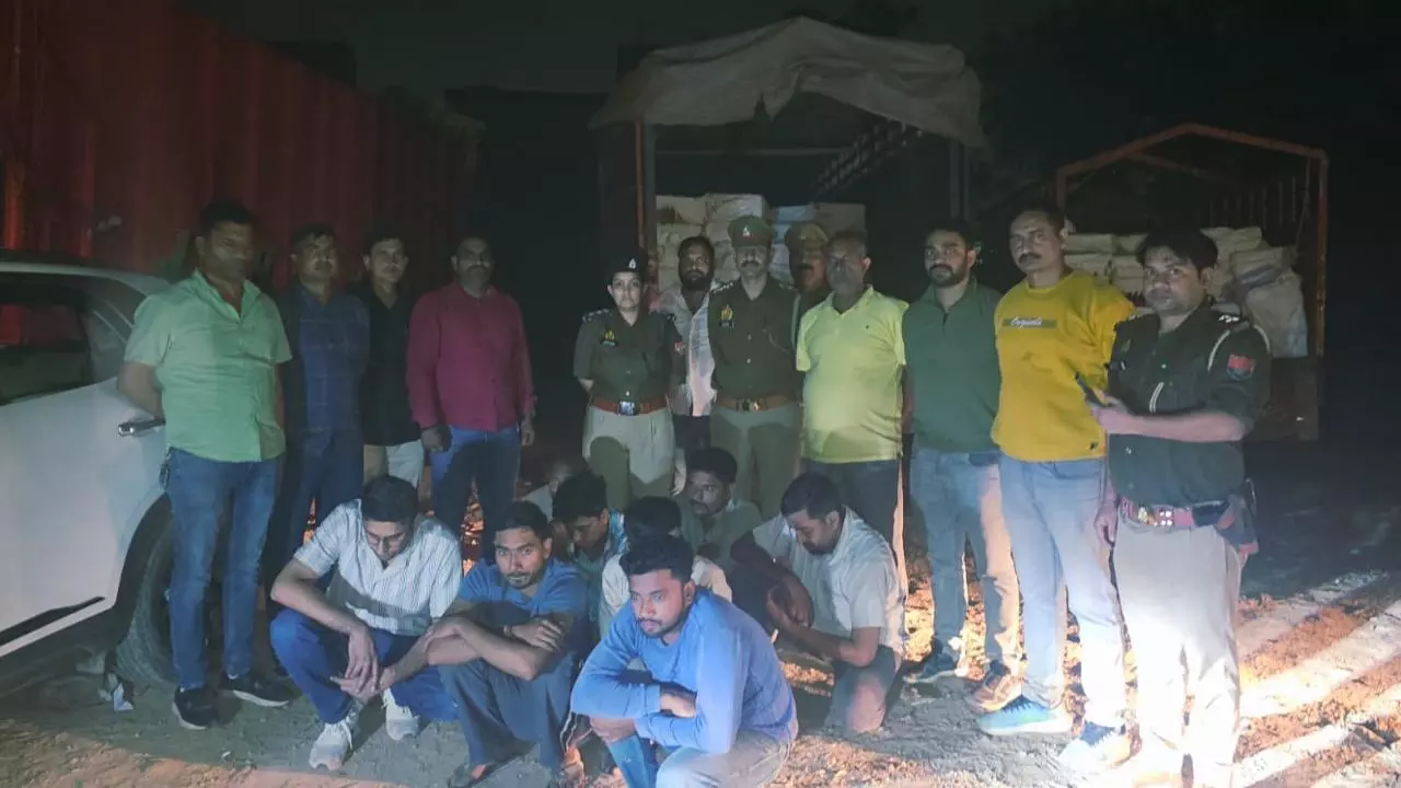 Sonbhadra News: नभद्र में अंतरराज्यीय कोडीन तस्करी रैकेट का भंडाफोड़, 1.57 लाख शीशियां बरामद Sonbhadra News: नभद्र में अंतरराज्यीय कोडीन तस्करी रैकेट का भंडाफोड़, 1.57 लाख शीशियां बरामद