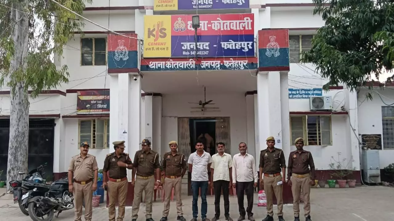 Fatehpur News: एसडीओ प्रथम के चेम्बर में घुसकर ठेकेदार ने की मारपीट, तीन आरोपी गिरफ्तार Fatehpur News: एसडीओ प्रथम के चेम्बर में घुसकर ठेकेदार ने की मारपीट, तीन आरोपी गिरफ्तार