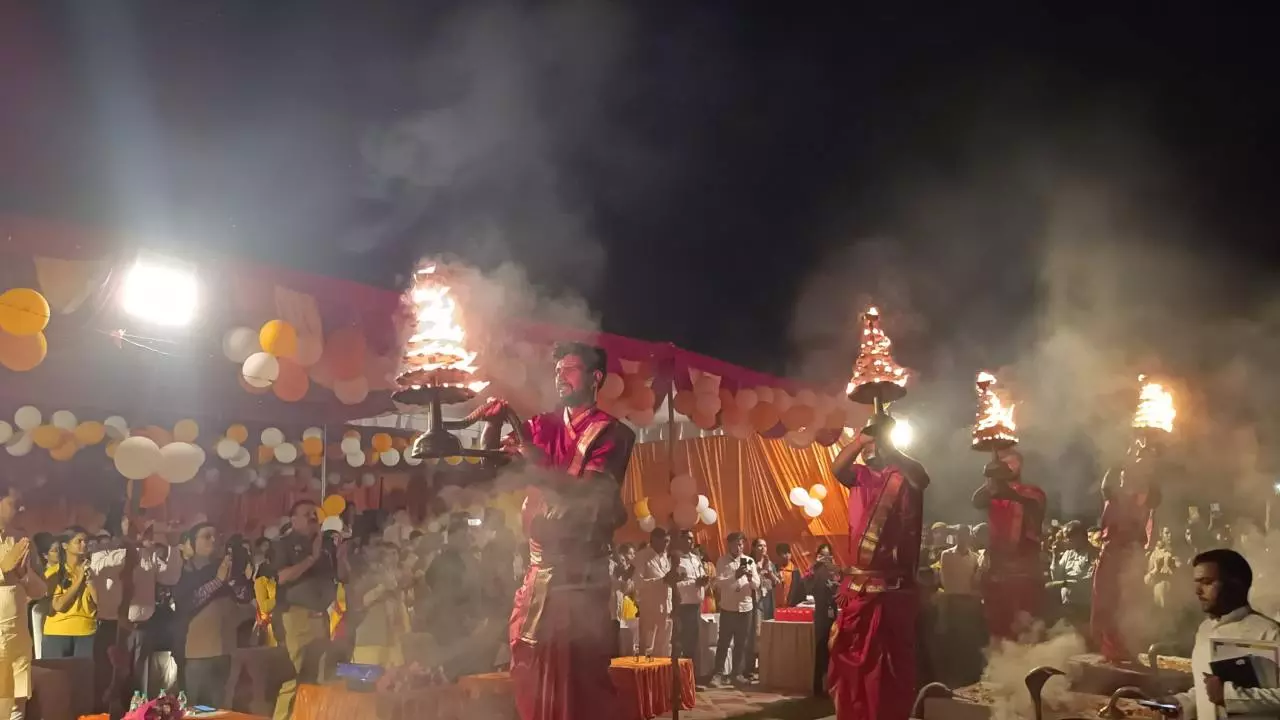 Etah News: एटा में नमामि गंगे के तहत काली नदी तट पर भव्य गंगा आरती का आयोजन