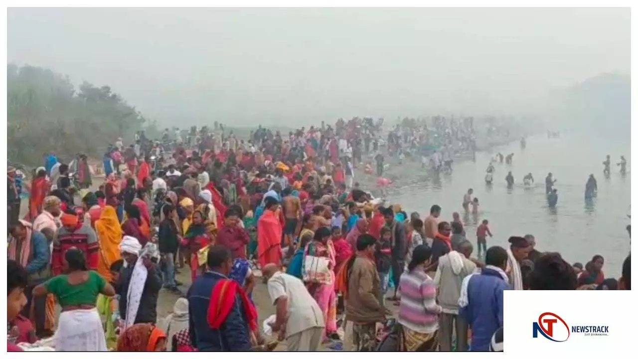 Mahrajganj कार्तिक पूर्णिमा: बैकुंठी धाम की छोटी गंडक में हजारों श्रद्धालुओं ने लगाई आस्था की डुबकी