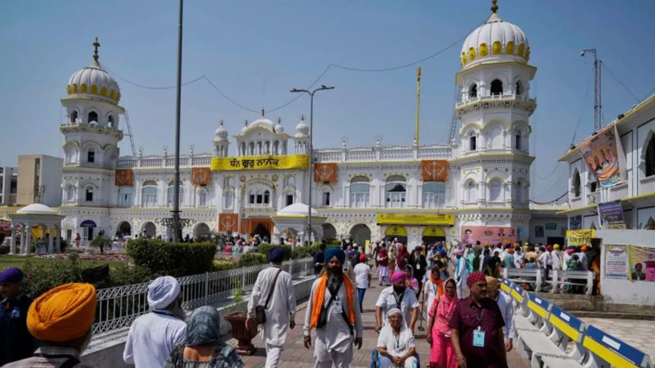 तुम लोग सिख नहीं ..,पाक ने फिर दिखाई नीचता, ननकाना साहिब से 14 हिंदुओं को किया बेदखल तुम लोग सिख नहीं ..,पाक ने फिर दिखाई नीचता, ननकाना साहिब से 14 हिंदुओं को किया बेदखल