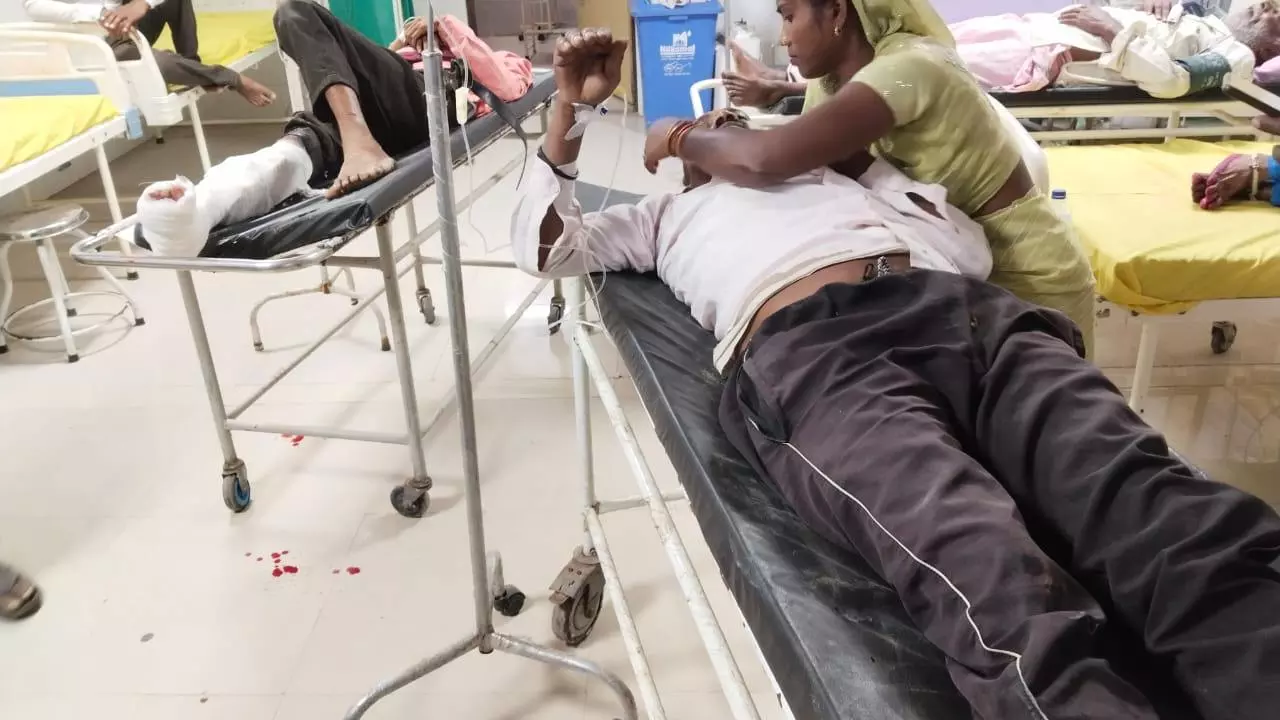 Chandauli: चकिया-नौगढ़ मार्ग पर भीषण सड़क हादसा: बाइक की टक्कर में शिक्षक की मौत, दो गंभीर घायल Chandauli: चकिया-नौगढ़ मार्ग पर भीषण सड़क हादसा: बाइक की टक्कर में शिक्षक की मौत, दो गंभीर घायल