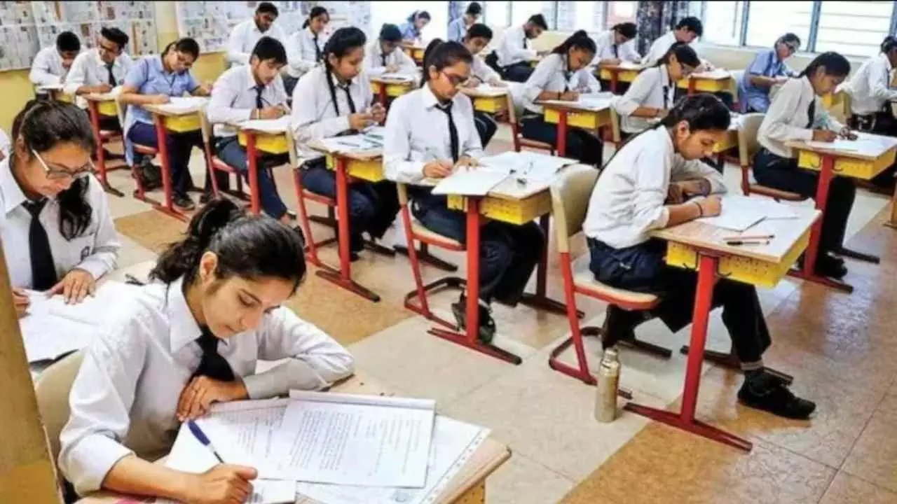 आ गई UP Board Exam 2026 की तारीखें,18 फरवरी से शुरू होगी 10वीं-12वीं की परीक्षा, जानें पूरा टाइमटेबल
