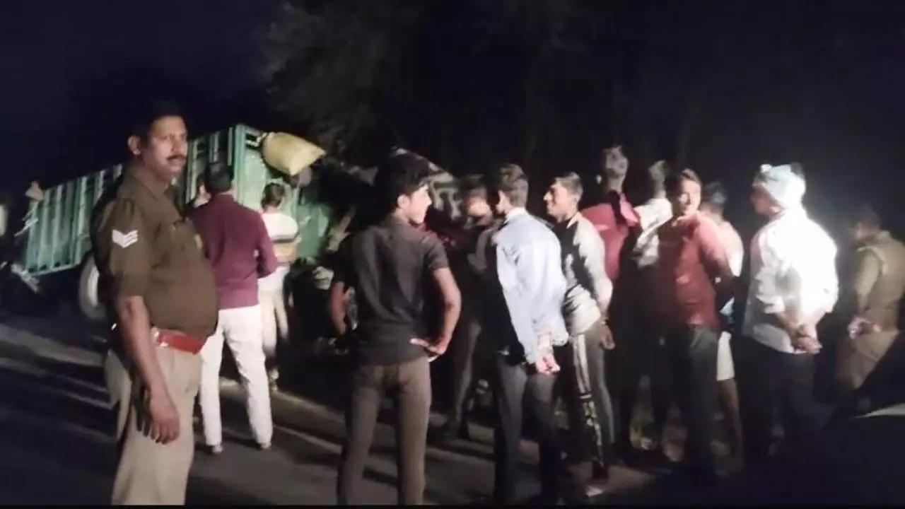 Hardoi News: हरदोई में गंगा स्नान से लौटते श्रद्धालुओं की ट्रॉली पलटी, 14 घायल, 9 की हालत गंभीर Hardoi News: हरदोई में गंगा स्नान से लौटते श्रद्धालुओं की ट्रॉली पलटी, 14 घायल, 9 की हालत गंभीर