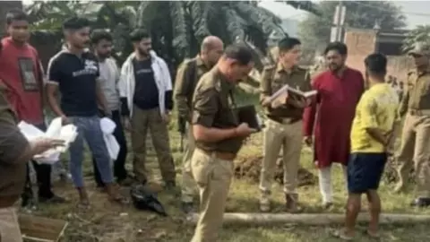 Bareilly News: झाड़ियों में फेंका गया नवजात, कुत्तों का झुंड बना रहा था निवाला, गांव में आक्रोश Bareilly News: झाड़ियों में फेंका गया नवजात, कुत्तों का झुंड बना रहा था निवाला, गांव में आक्रोश