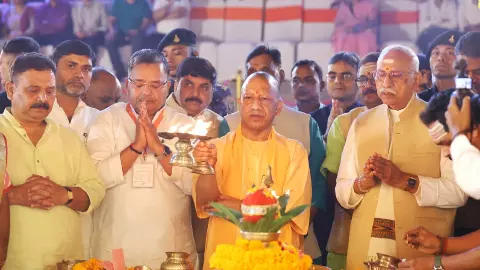देव दीपावली: काशी में मां गंगा की गोद से झिलमिलाई आस्था, नमो घाट पर CM योगी ने किया दीप प्रज्वलित