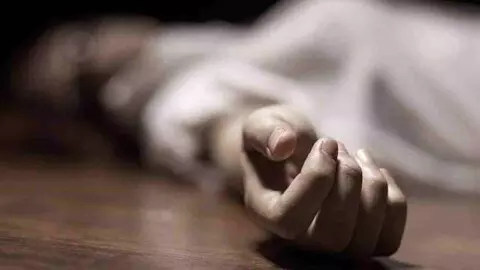 Mahoba News: इंग्लिश मीडियम स्कूल में पढ़ने वाली 11वीं छात्रा की रहस्यमयी मौत, फंदे पर लटका मिला शव