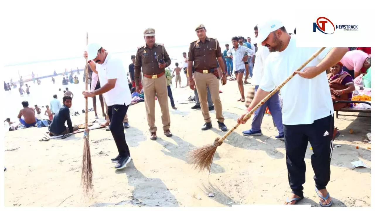 Hapur News : हापुड़ में डीएम-एसपी ने गढ़ गंगा मेले में सफाई अभियान चलाकर दिखाई मिसाल Hapur News : हापुड़ में डीएम-एसपी ने गढ़ गंगा मेले में सफाई अभियान चलाकर दिखाई मिसाल