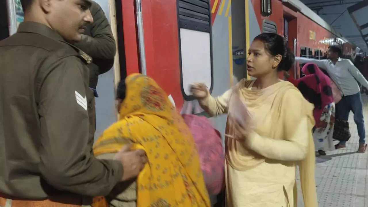 Hardoi News: हरदोई रेलवे स्टेशन पर जीआरपी कर्मियों ने दिखाई संवेदनशीलता, वृद्ध महिलाओं की मदद की Hardoi News: हरदोई रेलवे स्टेशन पर जीआरपी कर्मियों ने दिखाई संवेदनशीलता, वृद्ध महिलाओं की मदद की