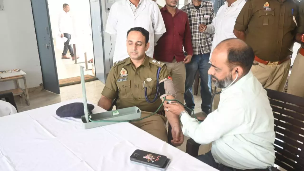 Siddharthnagar: पुलिसकर्मियों के स्वास्थ्य हेतु सिद्धार्थनगर पुलिस लाइन में चिकित्सा शिविर आयोजित Siddharthnagar: पुलिसकर्मियों के स्वास्थ्य हेतु सिद्धार्थनगर पुलिस लाइन में चिकित्सा शिविर आयोजित