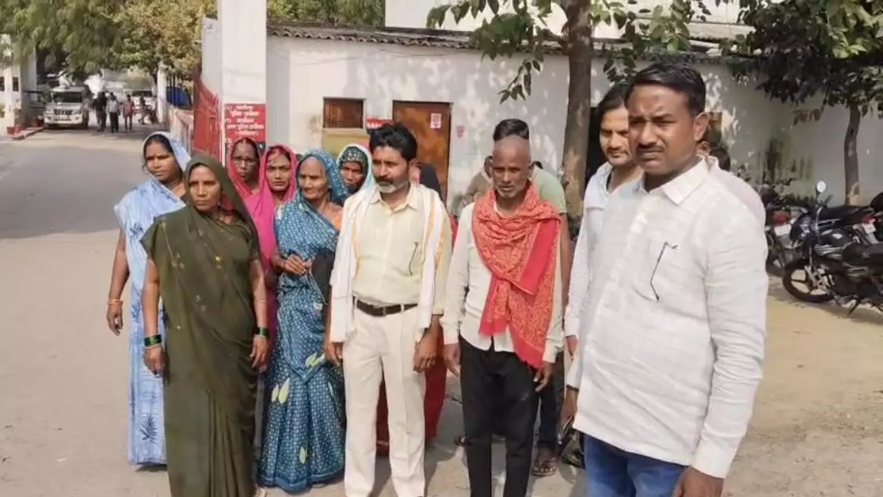 Chandauli News: नाव हादसे में नया मोड़, परिजनों ने लगाया हत्या का आरोप, एसपी से लगाई गुहार Chandauli News: नाव हादसे में नया मोड़, परिजनों ने लगाया हत्या का आरोप, एसपी से लगाई गुहार