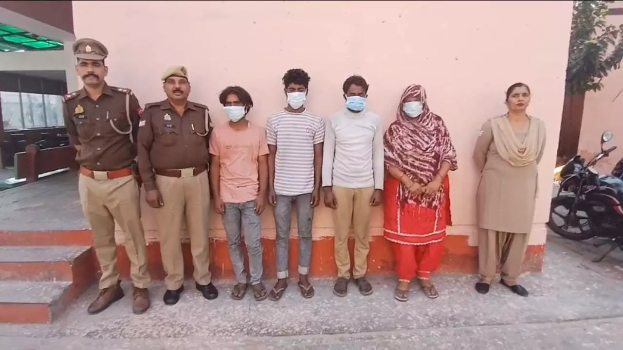 Hapur News: हापुड़ में नाबालिग को बहला-फुसलाकर भगाने में महिला समेत 4 गिरफ्तार, मुख्य आरोपी फरार Hapur News: हापुड़ में नाबालिग को बहला-फुसलाकर भगाने में महिला समेत 4 गिरफ्तार, मुख्य आरोपी फरार