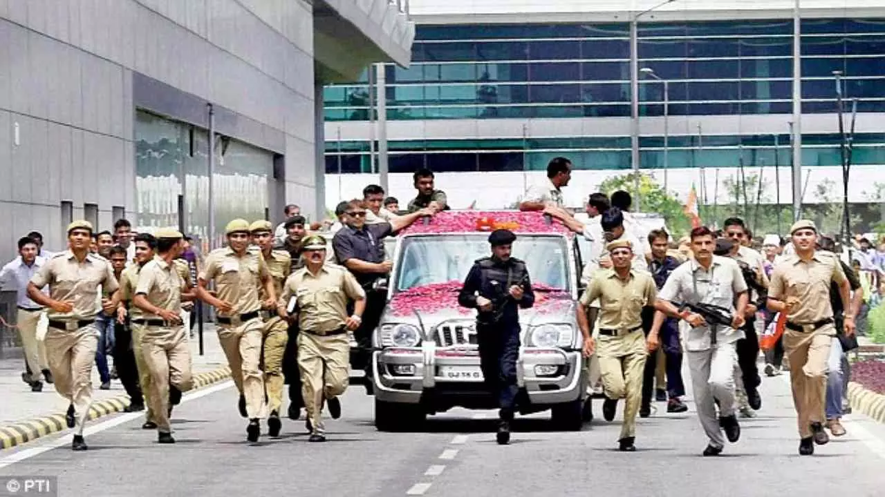 छावनी में तब्दील काशी, PM मोदी के आगमन पर त्रिस्तरीय सुरक्षा के कड़े इंतजाम, चप्पे-चप्पे पर पुलिस छावनी में तब्दील काशी, PM मोदी के आगमन पर त्रिस्तरीय सुरक्षा के कड़े इंतजाम, चप्पे-चप्पे पर पुलिस