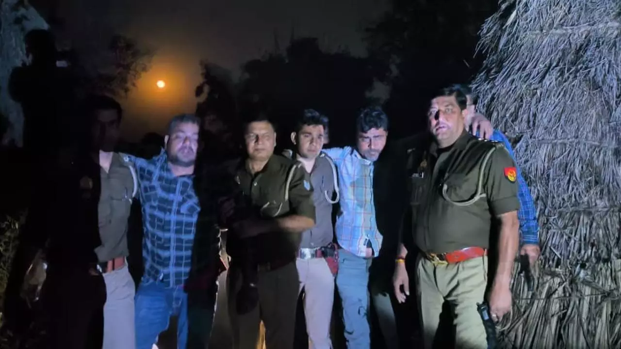 Hapur: गढ़मुक्तेश्वर में मुठभेड़, पुलिस पर ताबड़तोड़ फायरिंग, दो कुख्यात बदमाश घायल होकर गिरफ्तार Hapur: गढ़मुक्तेश्वर में मुठभेड़, पुलिस पर ताबड़तोड़ फायरिंग, दो कुख्यात बदमाश घायल होकर गिरफ्तार