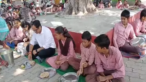 Chitrakoot News: कसहाई विद्यालय में DM ने किया औचक निरीक्षण, बच्चों संग खाया मिड-डे मील Chitrakoot News: कसहाई विद्यालय में DM ने किया औचक निरीक्षण, बच्चों संग खाया मिड-डे मील