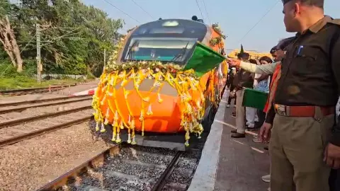 Mahoba News: महोबा में वंदे भारत एक्सप्रेस का भव्य स्वागत, बुंदेलखंड में विकास की रफ्तार Mahoba News: महोबा में वंदे भारत एक्सप्रेस का भव्य स्वागत, बुंदेलखंड में विकास की रफ्तार