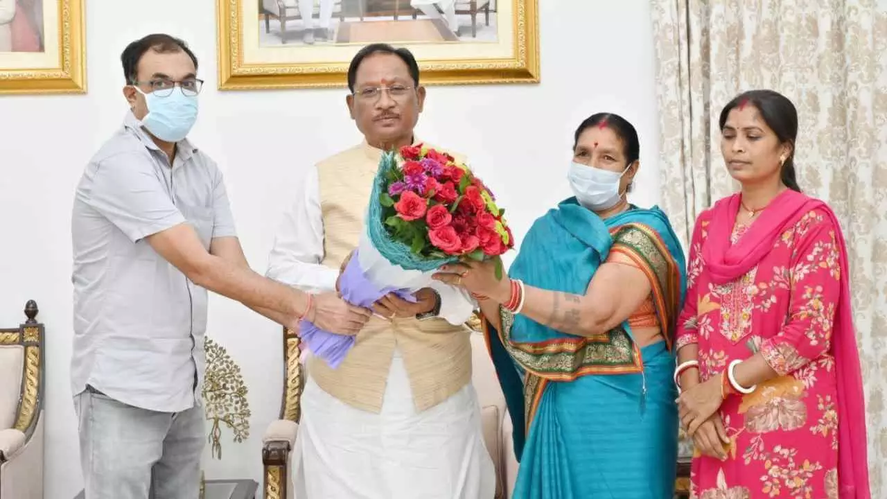 शासकीय मदद से गणेशराम का किडनी प्रत्यारोपण सफल, मुख्यमंत्री से मिल कर परिवार ने जताया आभार शासकीय मदद से गणेशराम का किडनी प्रत्यारोपण सफल, मुख्यमंत्री से मिल कर परिवार ने जताया आभार
