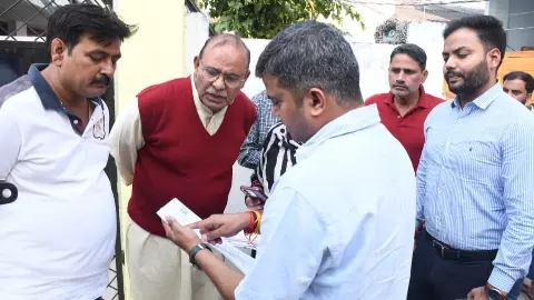 Prayagraj: जिलाधिकारी ने मेंहदौरी कॉलोनी में SIR पुनरीक्षण का निरीक्षण कर लोगों को प्रक्रिया समझाई