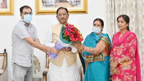 शासकीय मदद से गणेशराम का किडनी प्रत्यारोपण सफल, मुख्यमंत्री से मिल कर परिवार ने जताया आभार शासकीय मदद से गणेशराम का किडनी प्रत्यारोपण सफल, मुख्यमंत्री से मिल कर परिवार ने जताया आभार