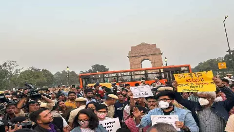AQI 999 पार! दिल्ली में सांस लेना मुश्किल, इंडिया गेट पर सैकड़ों लोगों का प्रदर्शन, कर्तव्य पथ बंद AQI 999 पार! दिल्ली में सांस लेना मुश्किल, इंडिया गेट पर सैकड़ों लोगों का प्रदर्शन, कर्तव्य पथ बंद