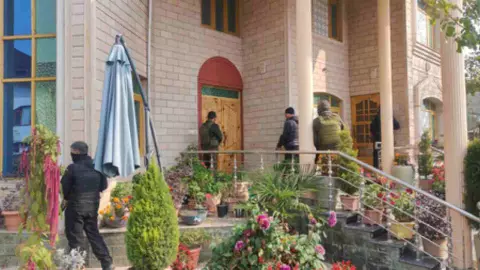 देश को दहलाने की आतंकी साजिश नाकाम! जम्मू-कश्मीर से सात गिरफ्तार, 29 सौ किलो विस्फोटक बरामद देश को दहलाने की आतंकी साजिश नाकाम! जम्मू-कश्मीर से सात गिरफ्तार, 29 सौ किलो विस्फोटक बरामद
