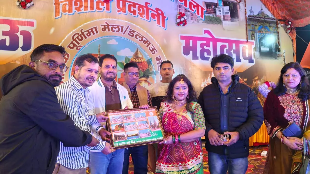 Raebareli Dalmau Mahotsav shines with Preeti Lal folk songs
