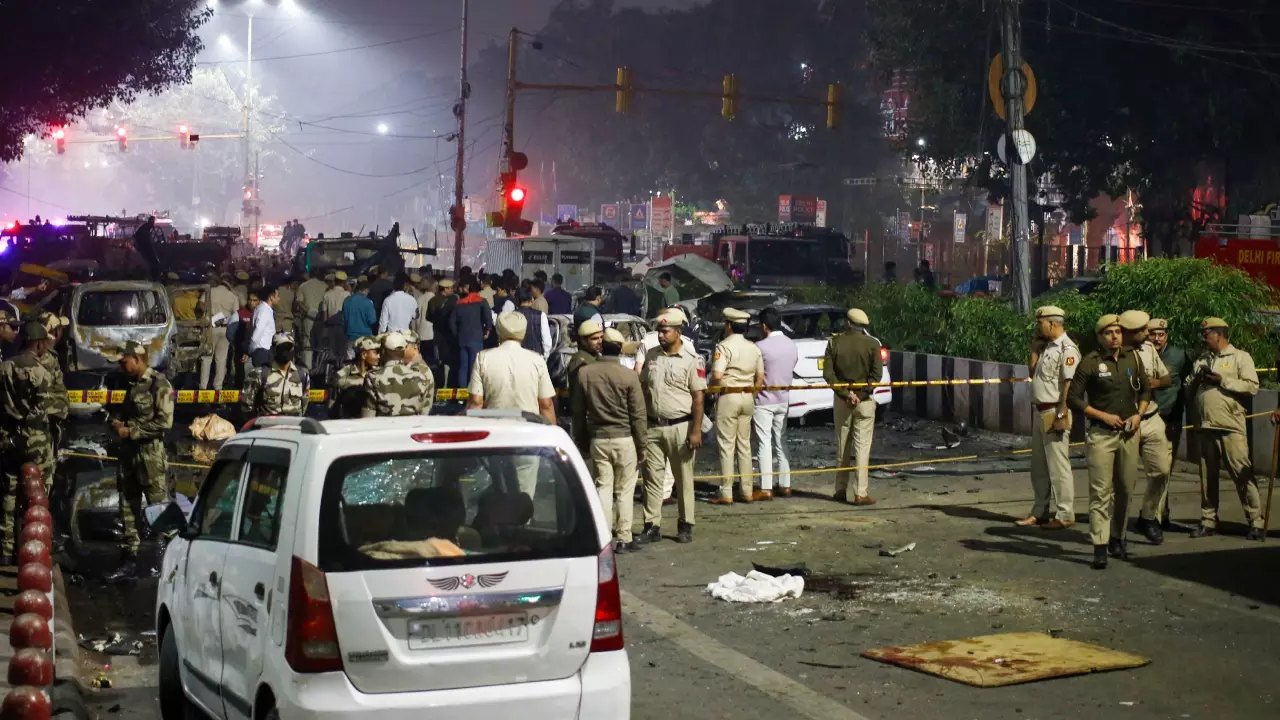 दिल्ली धमाके का खुला राज! आतंकी ने घबराहट में किया विस्फोट, जांच एजेंसियां हैरान दिल्ली धमाके का खुला राज! आतंकी ने घबराहट में किया विस्फोट, जांच एजेंसियां हैरान