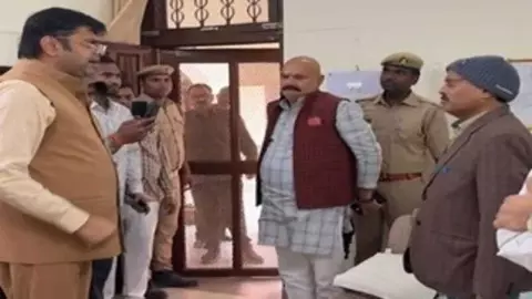 नंगा करके चौराहे पर घुमाऊंगा! MLA ने दी PWD इंजीनियरों को धमकी, Video Viral नंगा करके चौराहे पर घुमाऊंगा! MLA ने दी PWD इंजीनियरों को धमकी, Video Viral