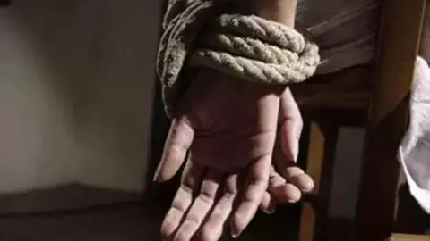 Sonbhadra News: साइबर स्लेवरी का खौफनाक सच, सोनभद्र के युवक को विदेश ले जाकर बनाया बंधक Sonbhadra News: साइबर स्लेवरी का खौफनाक सच, सोनभद्र के युवक को विदेश ले जाकर बनाया बंधक