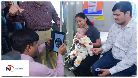 Lucknow News : चलती मेट्रो में बच्चों के आधार कार्ड बनाकर लखनऊ बना देश का पहला शहर